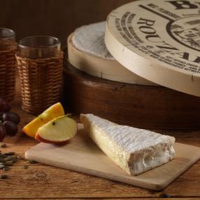 Brie De Meaux Rouzaire cheese 